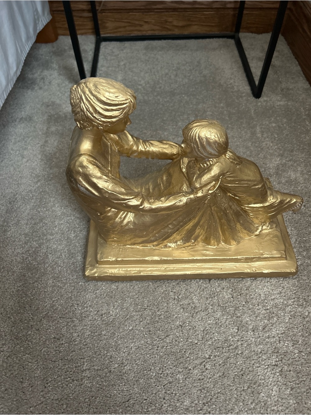 Harris Marcus Heart to heart - Gold Figurine of mother daughter